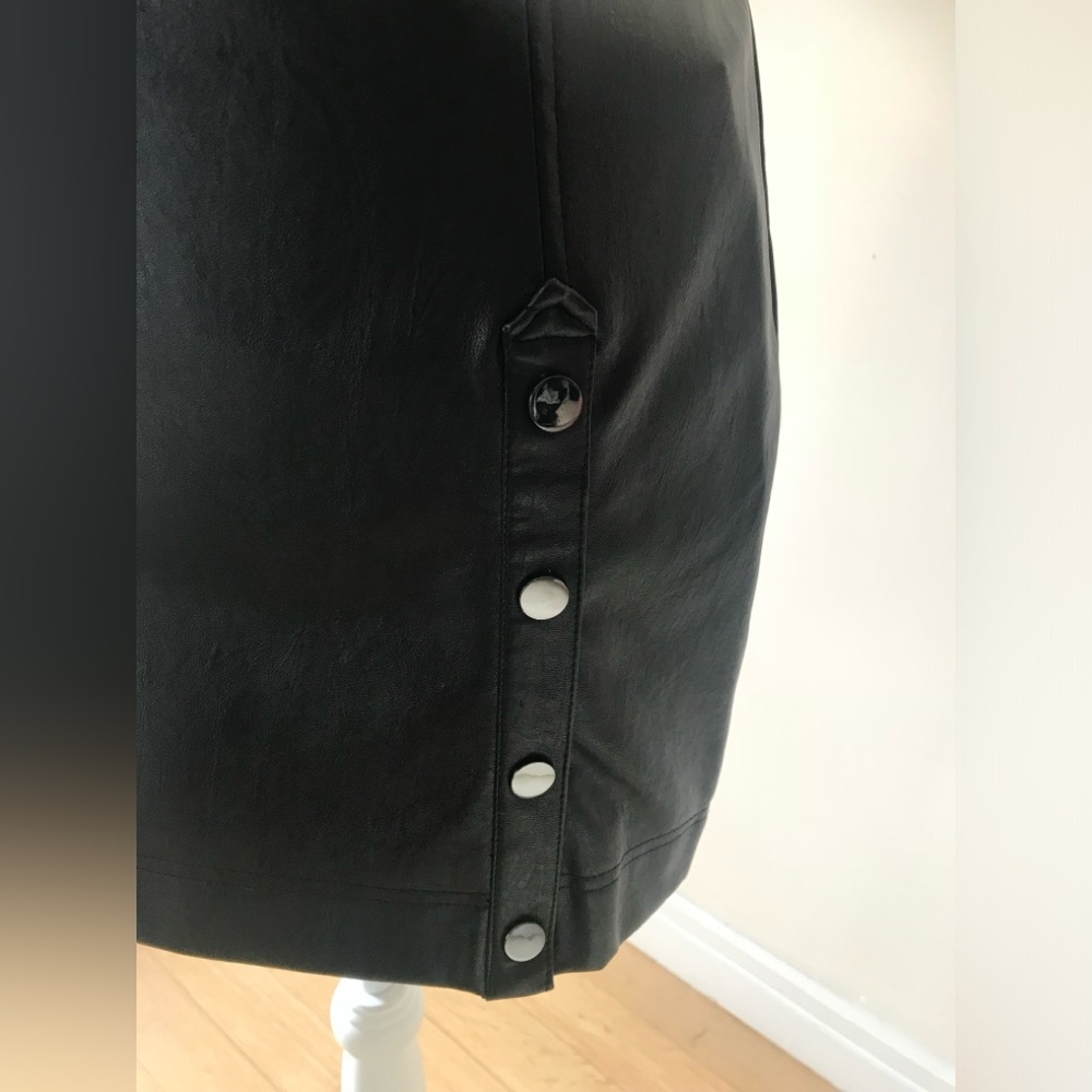 Devlin by Parker Black Vegan Faux Leather Mini Skirt w Button Detail Size 6 NWT - Picture 13 of 14